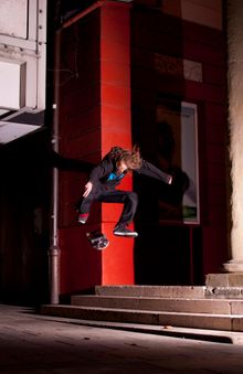 Skateboarder der einen Varial-Heelflip macht